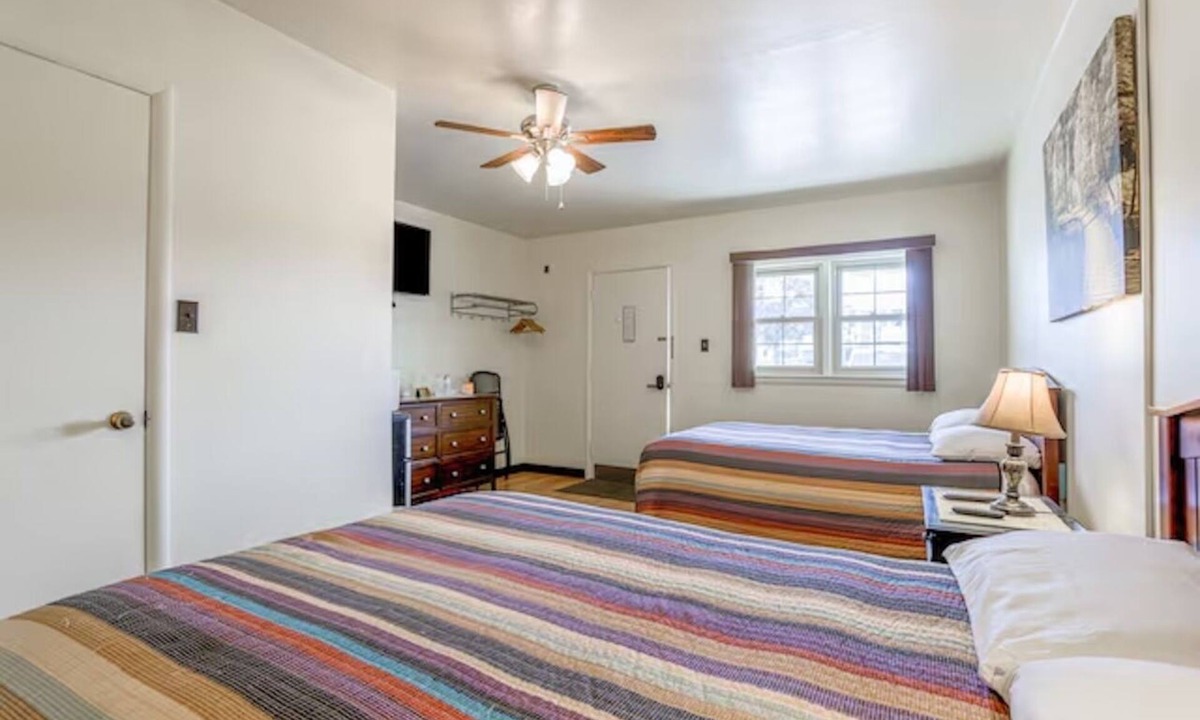 Short Creek Hotel | 3 Modern Double-Bed Rooms Close to Cadiz Activities & Restaurant | Free Parking
