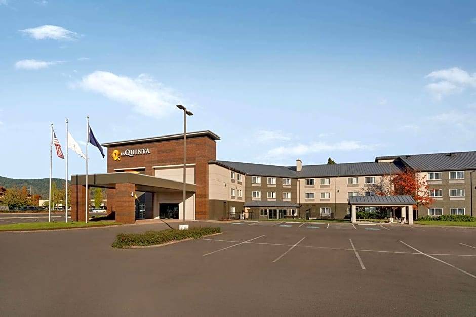 Springfield Hotel | 3-Star Hotel ∙ La Quinta Inn & Suites by Wyndham Springfield