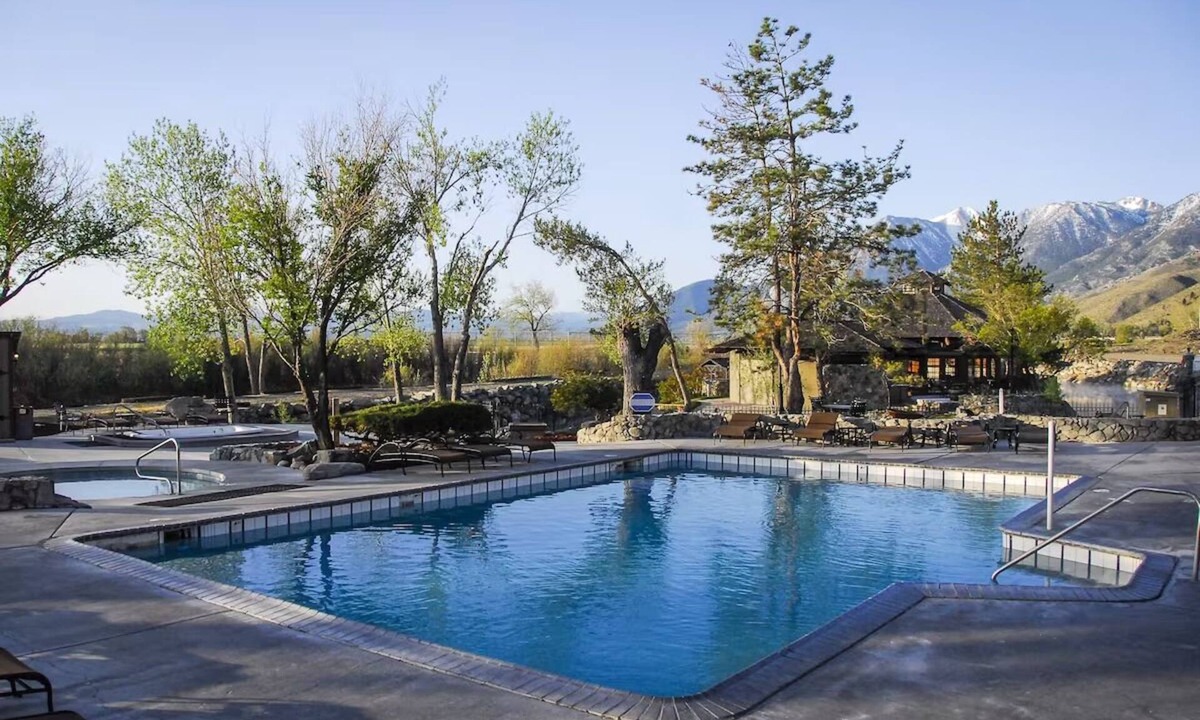 Genoa Hotel | 3 Units | Perfect Family Escape | Game Room, Hot Springs & Mountain Calm
