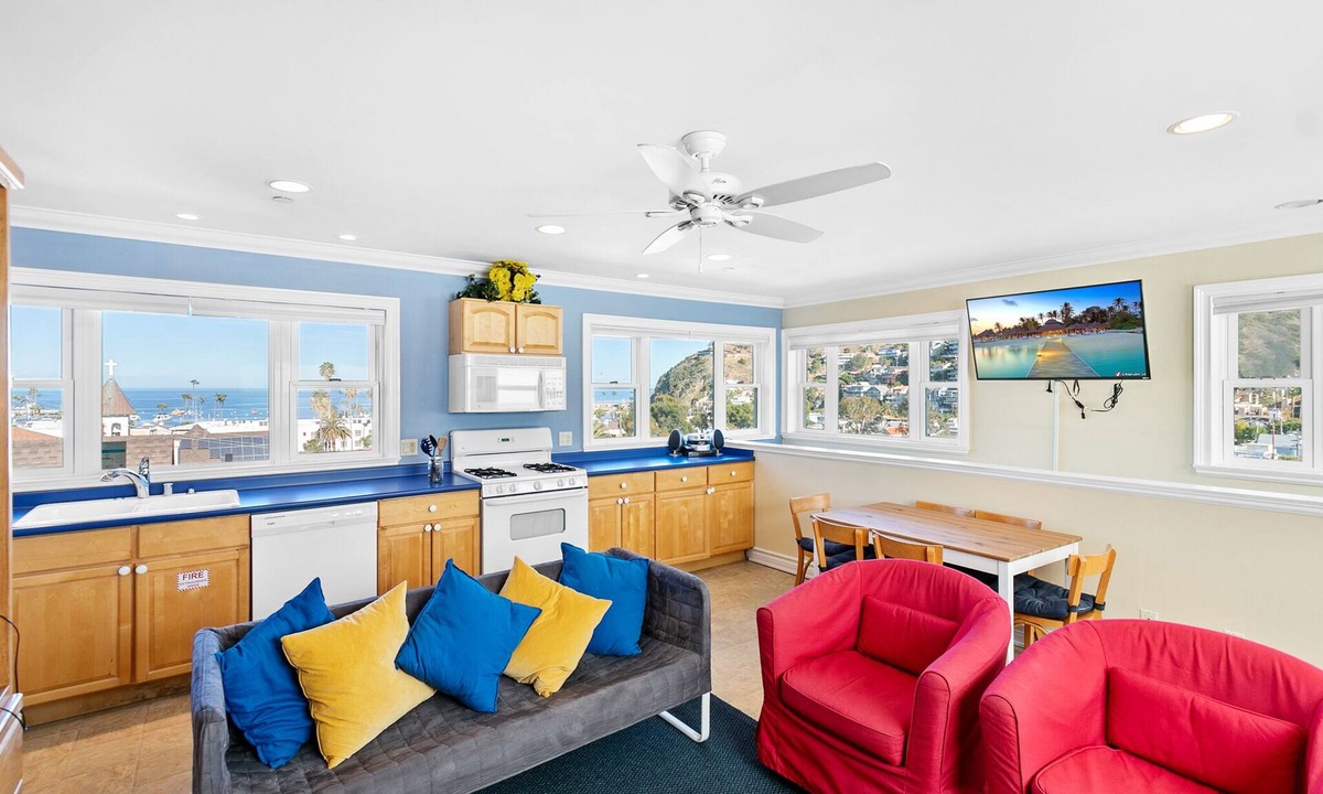 Avalon House | 318M Upper: Light and Airy Home, Ocean/Hill Views, WIFI, Front Deck, BBQ - 318 M
