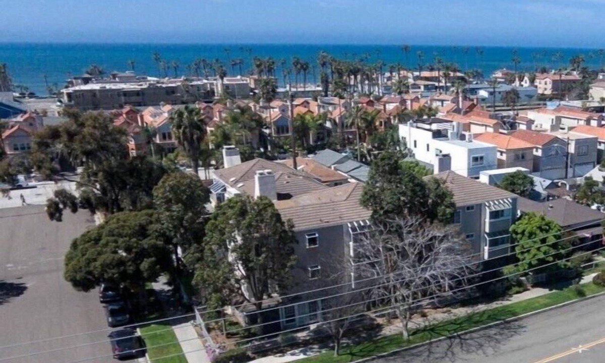 Townsite Condo | 3BR Beachy Condo | Blocks to Beach | Gated Parking