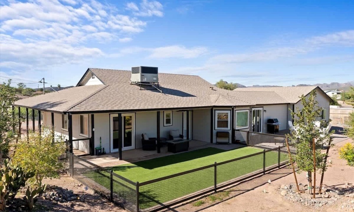 Queen Valley House | 3BR desert retreat with mountain views