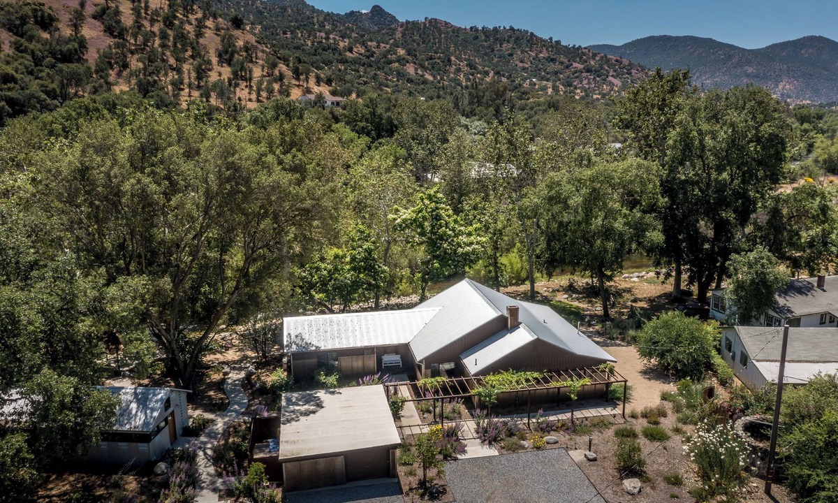 Three Rivers House | 4 Bedroom and 4 Bathroom plus River Front and Pet Friendly!