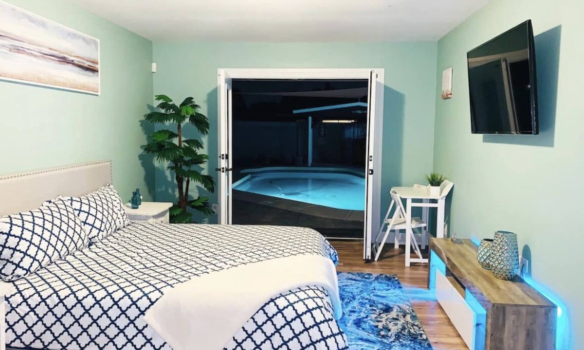 Maryvale House | 4 Bedroom Pool Home 🏡 close to all things fun 🤩 Pool is not heated.