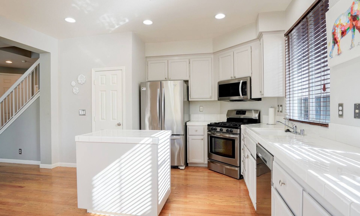 North Stonehurst House | 4 Bedrooms only 10 minutes from Oakland Airport, 27 minutes from nSan Francisco