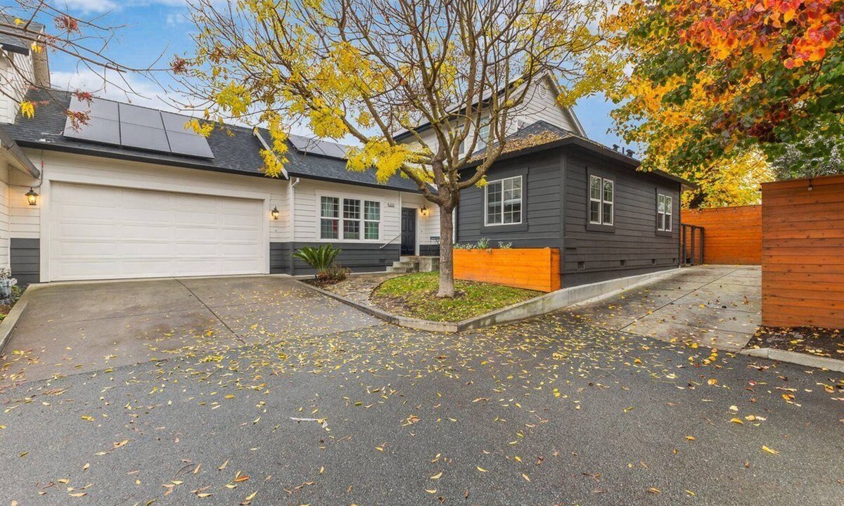 Santa Rosa House | 4 BR with pool & movie room Near Downtown, SMART Train & Hospitals