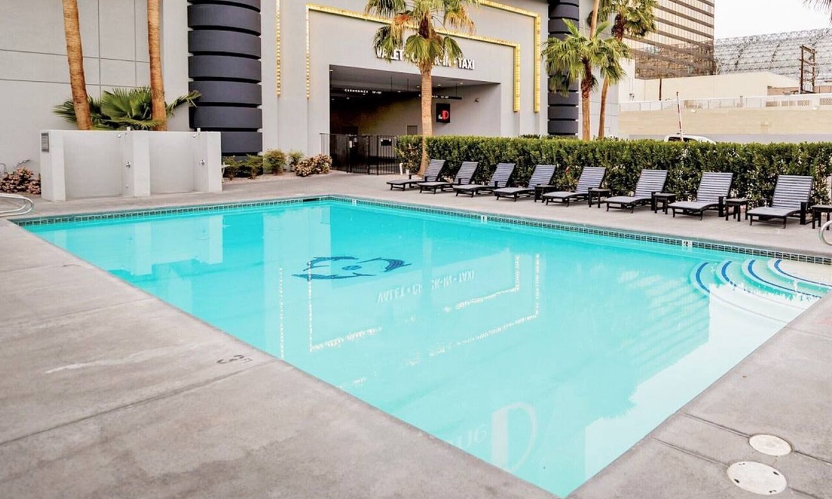 Downtown Las Vegas Hotel | 4 Deluxe Two Queen Rooms at The D Las Vegas
