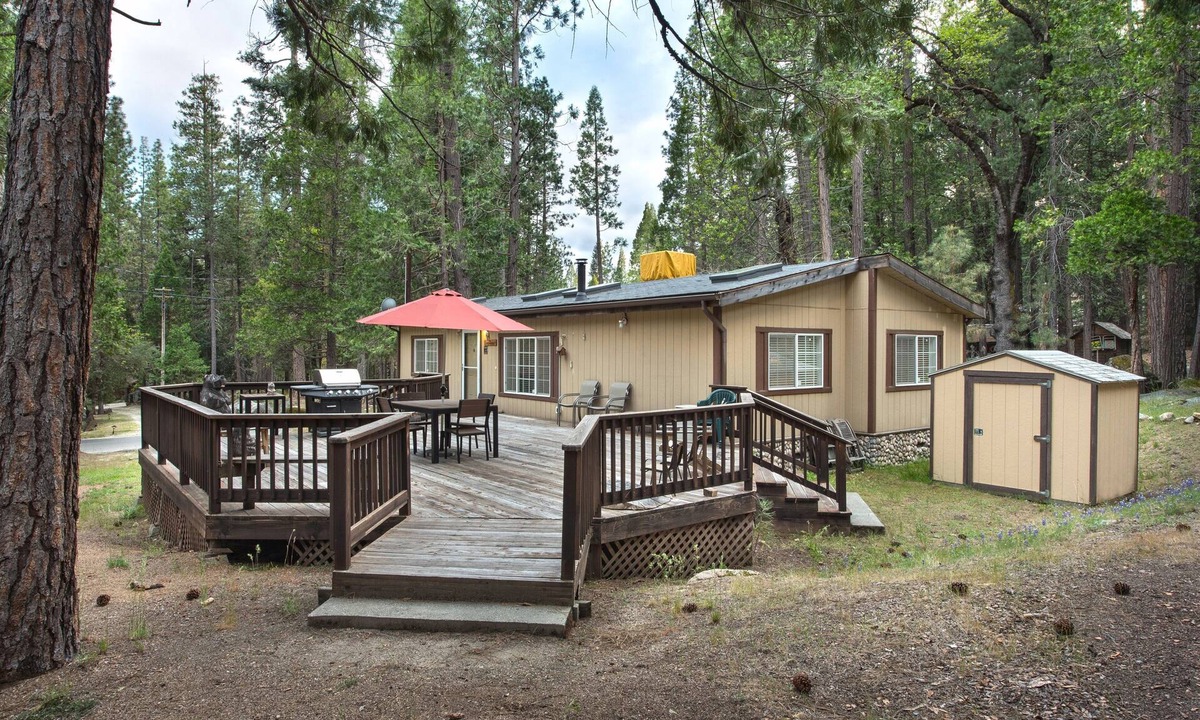 North Wawona Cabin | (42R) Rosenberg's Creekside Cabin at The Redwoods In Yosemite