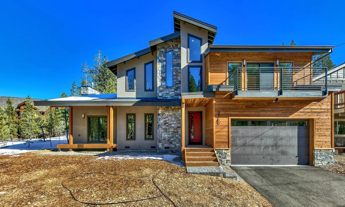 Tahoe Paradise House | 4BR-3BA Mountain Modern, Hot Tub, hiking trail access, close to river.