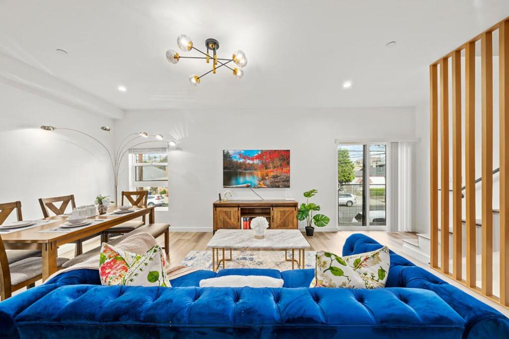 Rampart Village House | 4BR 4BA Home in Los Angeles With Parking Sleeps 12)