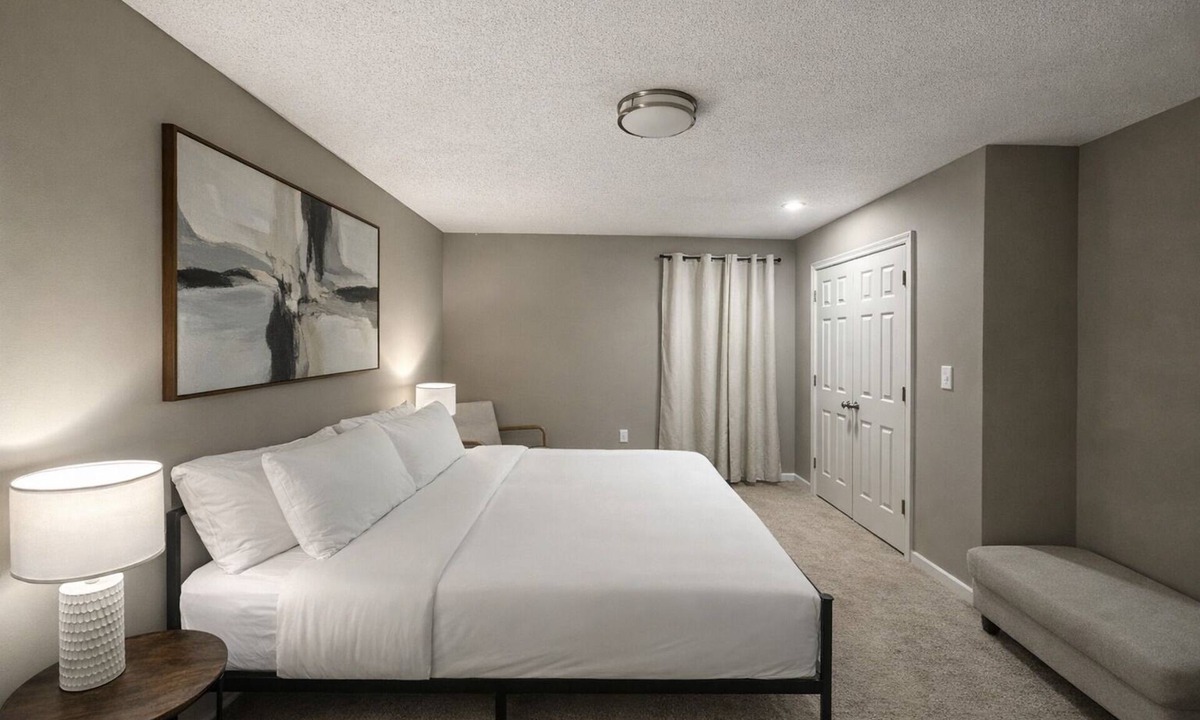 New Century House | 4BR Beautiful Gardner Getaway Game Room Central Location Sleeps 10