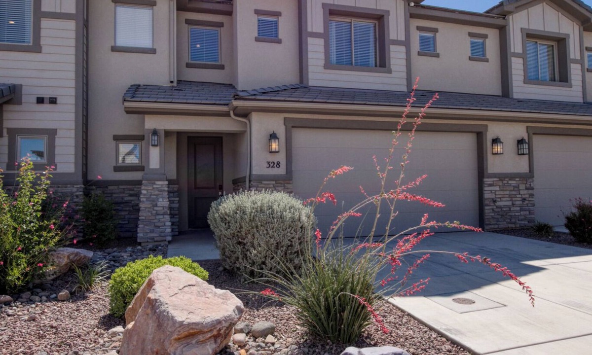 Hurricane House | 4BR Near Zion -Pool, Fire Pit & Game Room