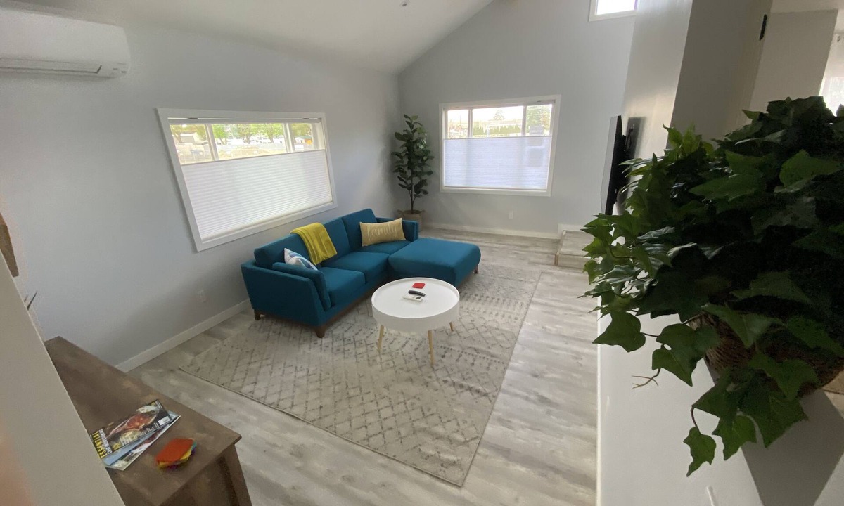 Larkspur House | 4th Street - Close to Downtown, Newly Renovated, Walk to Shopping, Dining, Drinks