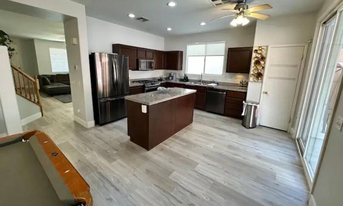 Rhodes Ranch House | 5 bed 3 full bath, Huge Pool, Billiards Table. Only 8 miles from the Strip