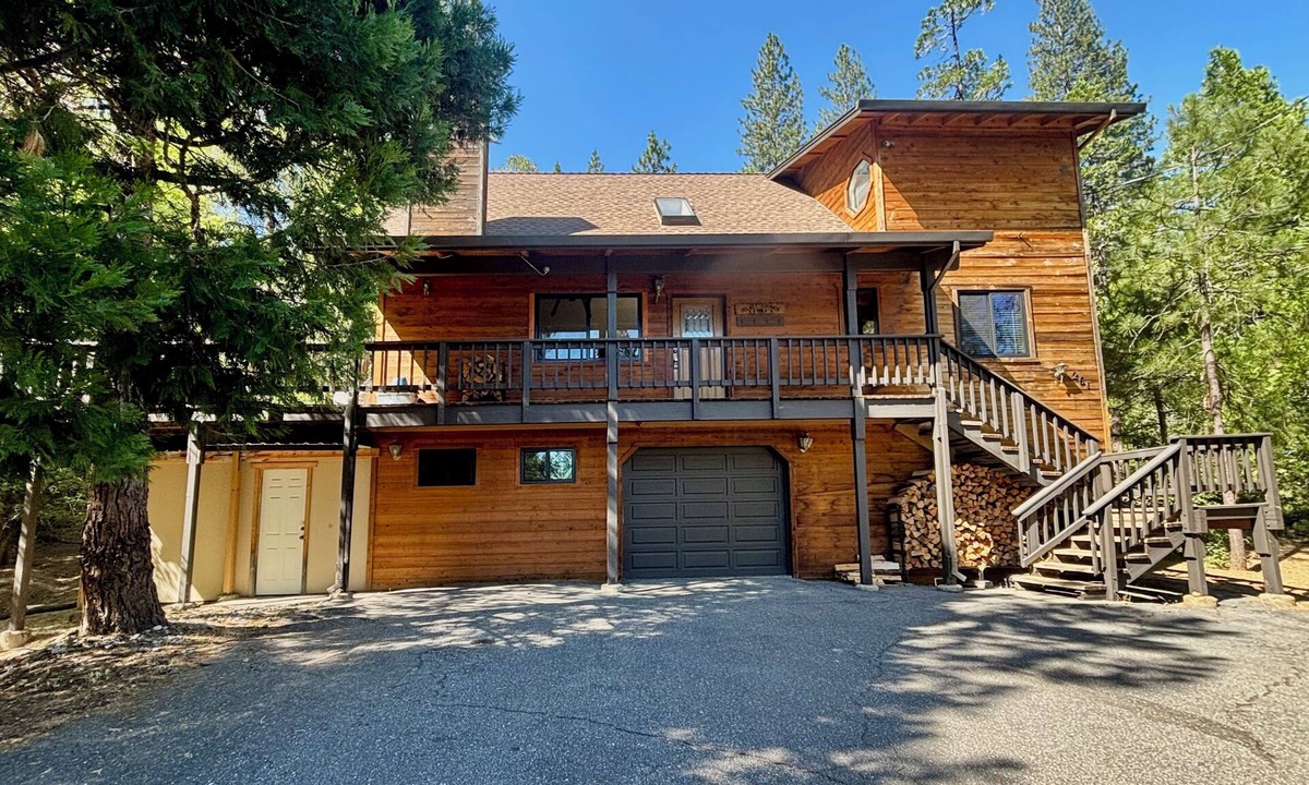 Arnold House | 5-Bedroom with Hot Tub & Game Room, Steps from Blue Lake Springs Recreation