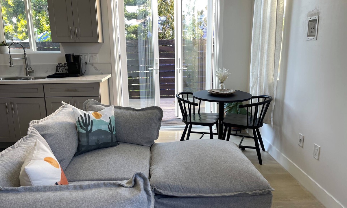 East Side Capistrano House | 🌊 5 min to the BEACH 🏖️ new ADU build 2 bed 2 bath close to downtown Oceanside