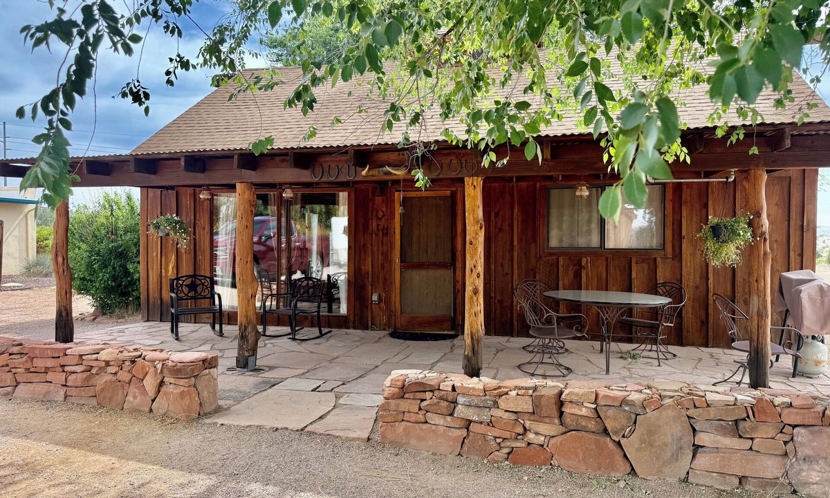 Paulden Cabin | 5 minutes from the world-famous Gunsite Firearms Academy!