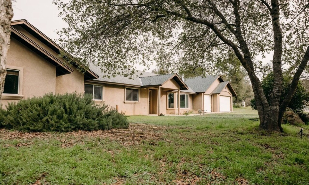 Mariposa House | 50 miles to Yosemite - The Granite Retreat 4-bedroom house with WiFi, AC
