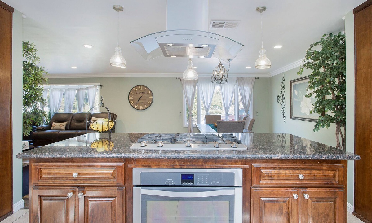 Hermosa Village House | 5bd Gated House, Walk to Disneyland tram.