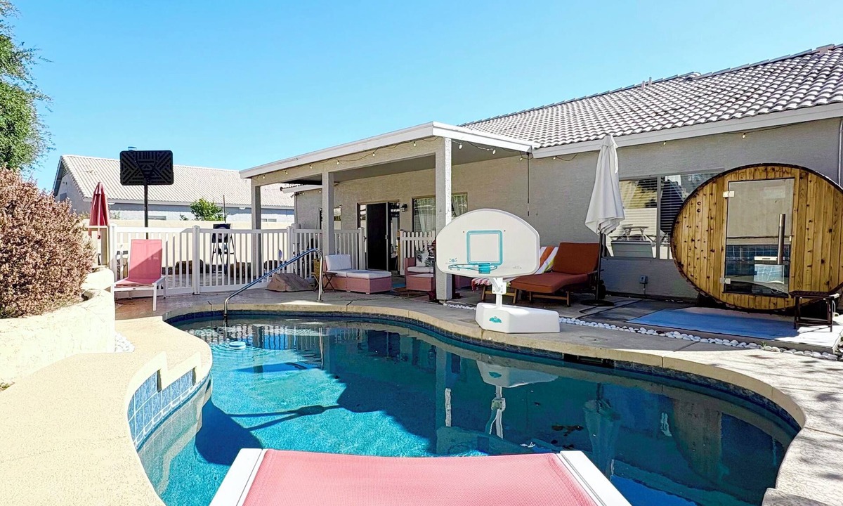 Peoria House | 5min Spring Training-Sauna, Pool, Dog Kid friendly, Fitness rm, Stacked kitchen