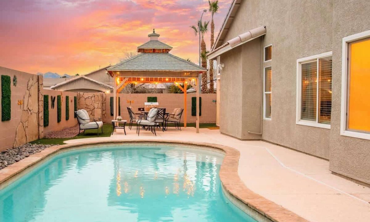 North Las Vegas House | 6BR House w/Pool & Pool Table | Posh Vegas Home