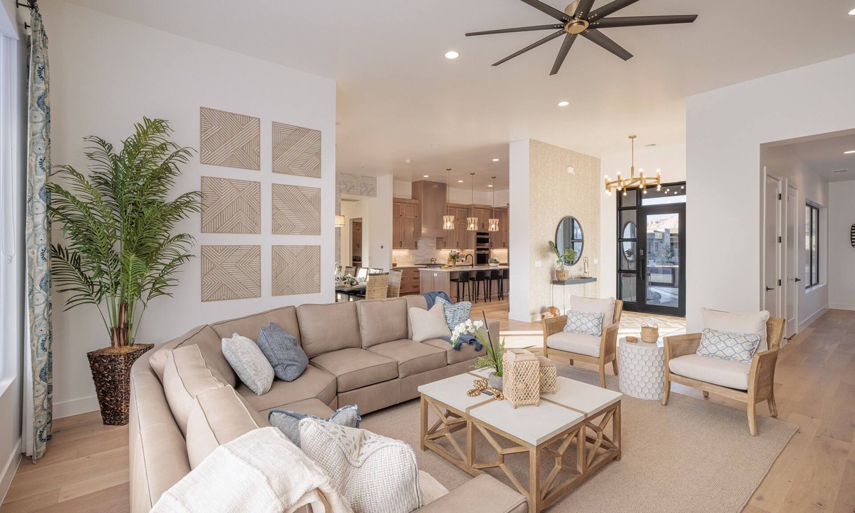 St. George House | 6BR Sleeps 18 - Pool, Gym, Pizza Oven & Courts