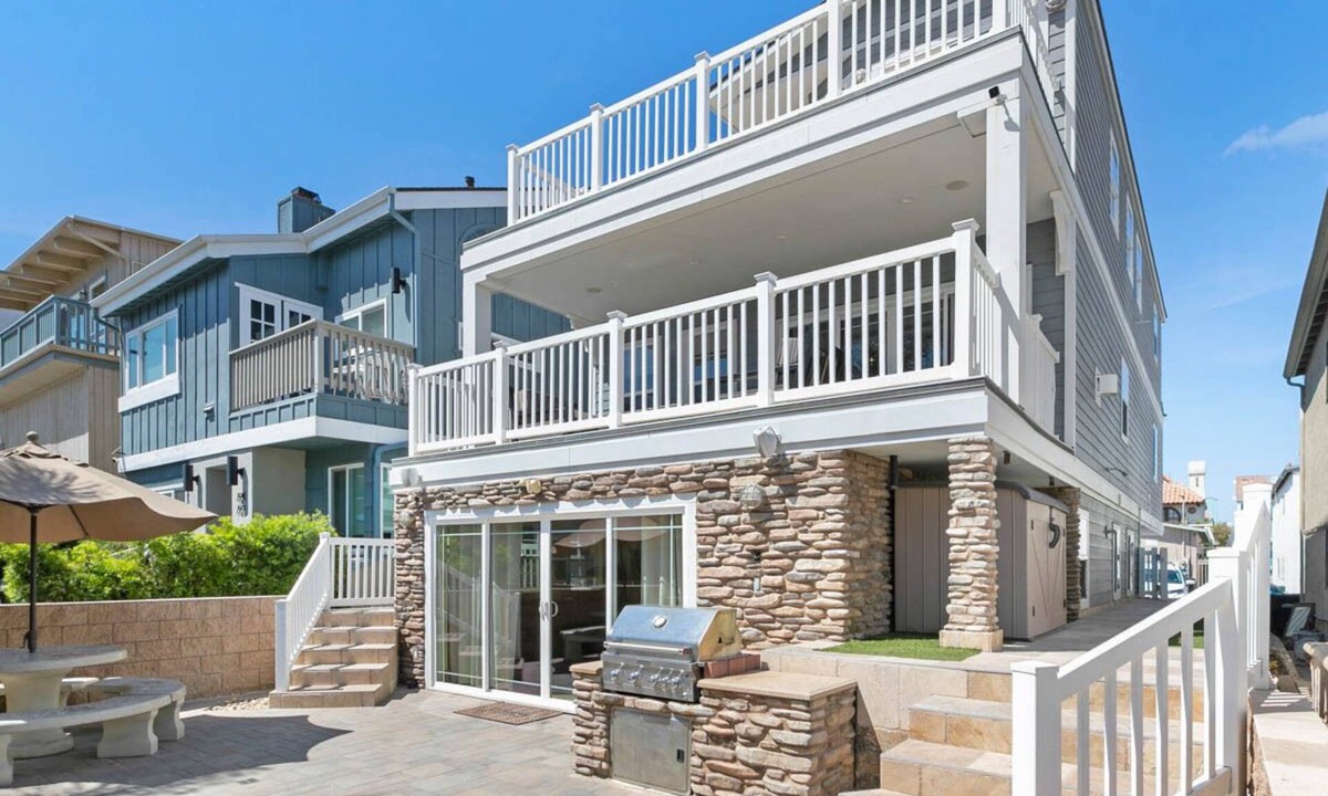 South Mission Beach House | 6BR South Mission Beach 4 HOUSES TO BEACH. ALL YOURS