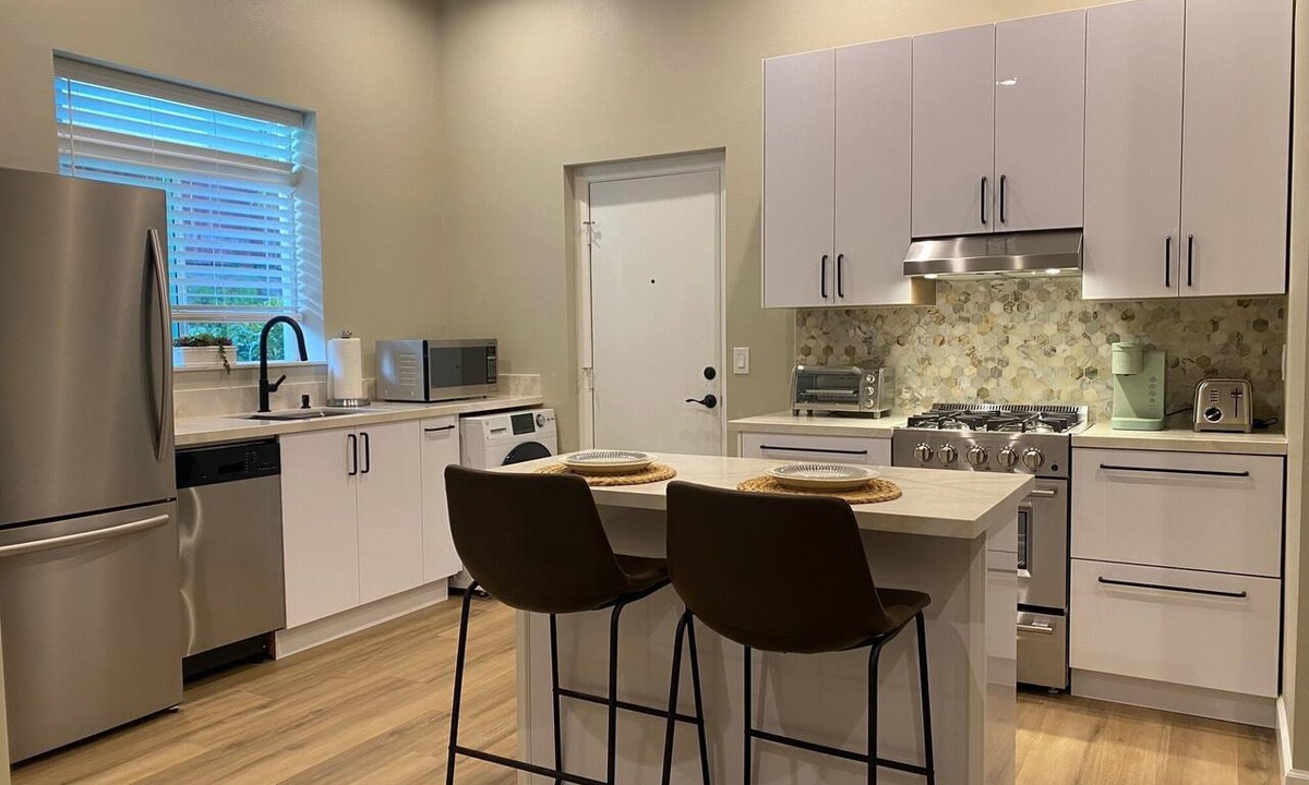 Torrey Highlands Apartment | 7-Mile to Del Mar Beach, Private Studio, AC, Full Kitchen, In-Unit Washer/Dryer