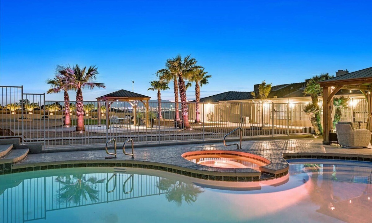 Foothills House | 7000 Sq ft Upscale 5BR Villa | Pool, Spa, Gym