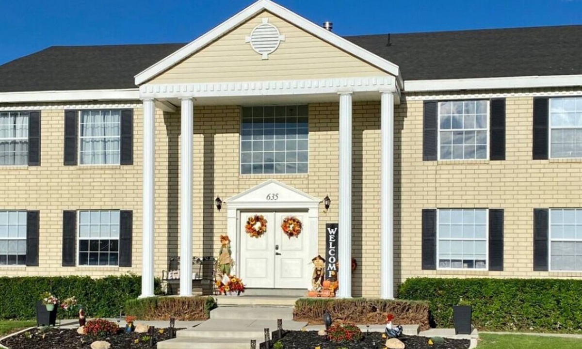 Emery County House | 8 Bedroom 6 Bathroom home with kitchen, dining room area and lounge.