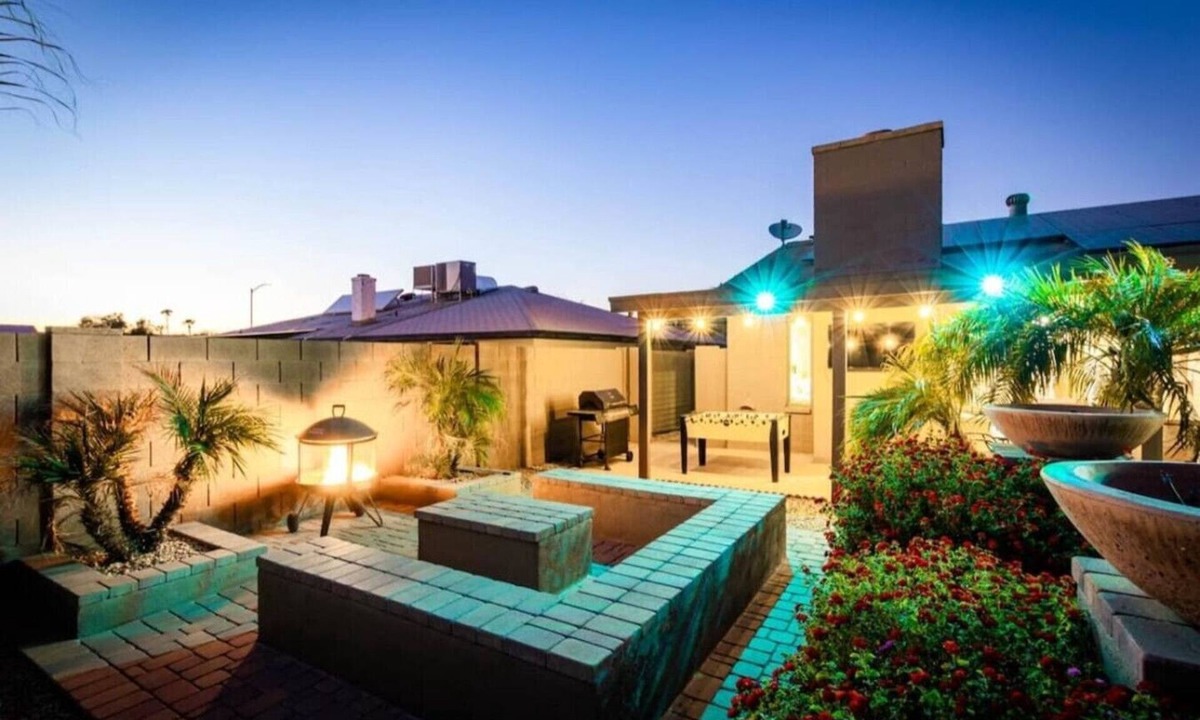 Paradise Valley Village House | 8 Large Bedrooms | Hot Tub | Game Lounge