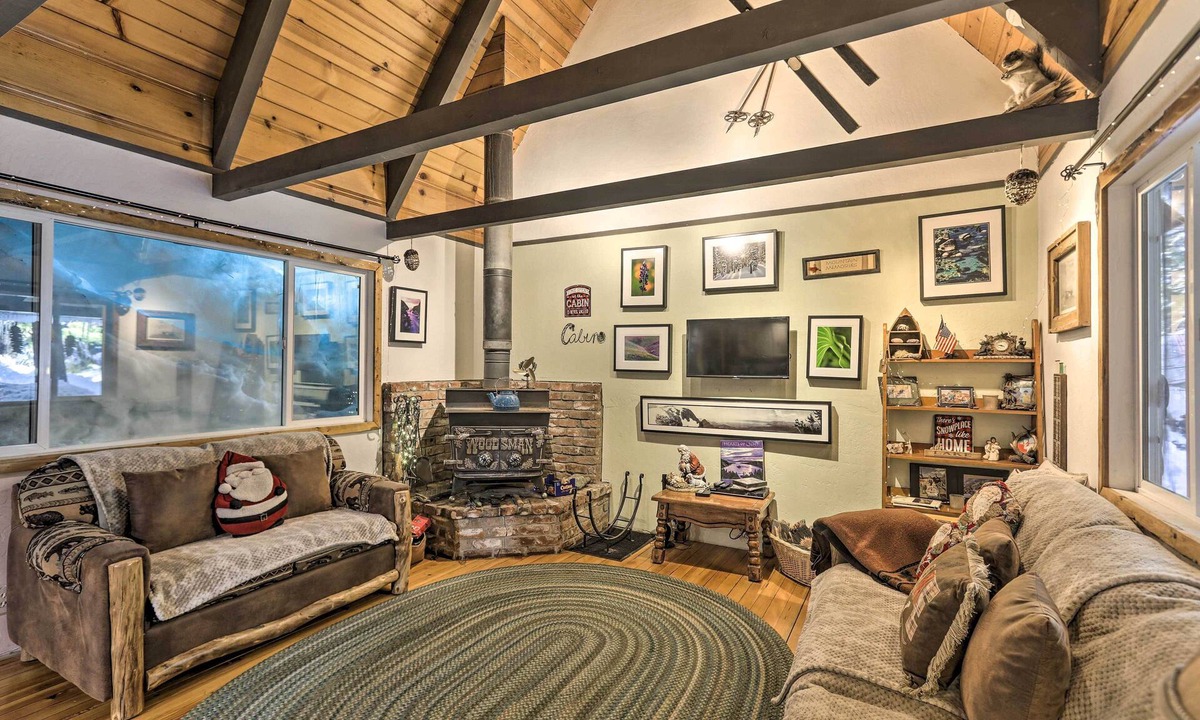 Tahoe Paradise Cabin | 8 Mi to Heavenly Mtn Resort! Hot Tub Hideaway