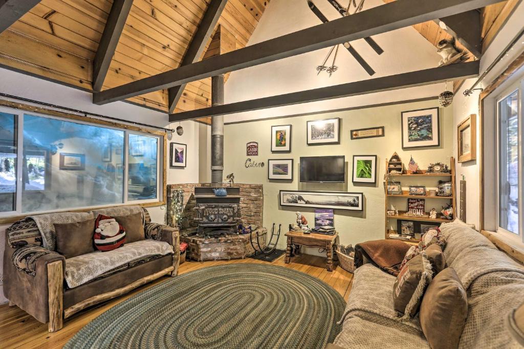 Tahoe Paradise House | 8 Mi to Heavenly Mtn Resort! Hot Tub Hideaway