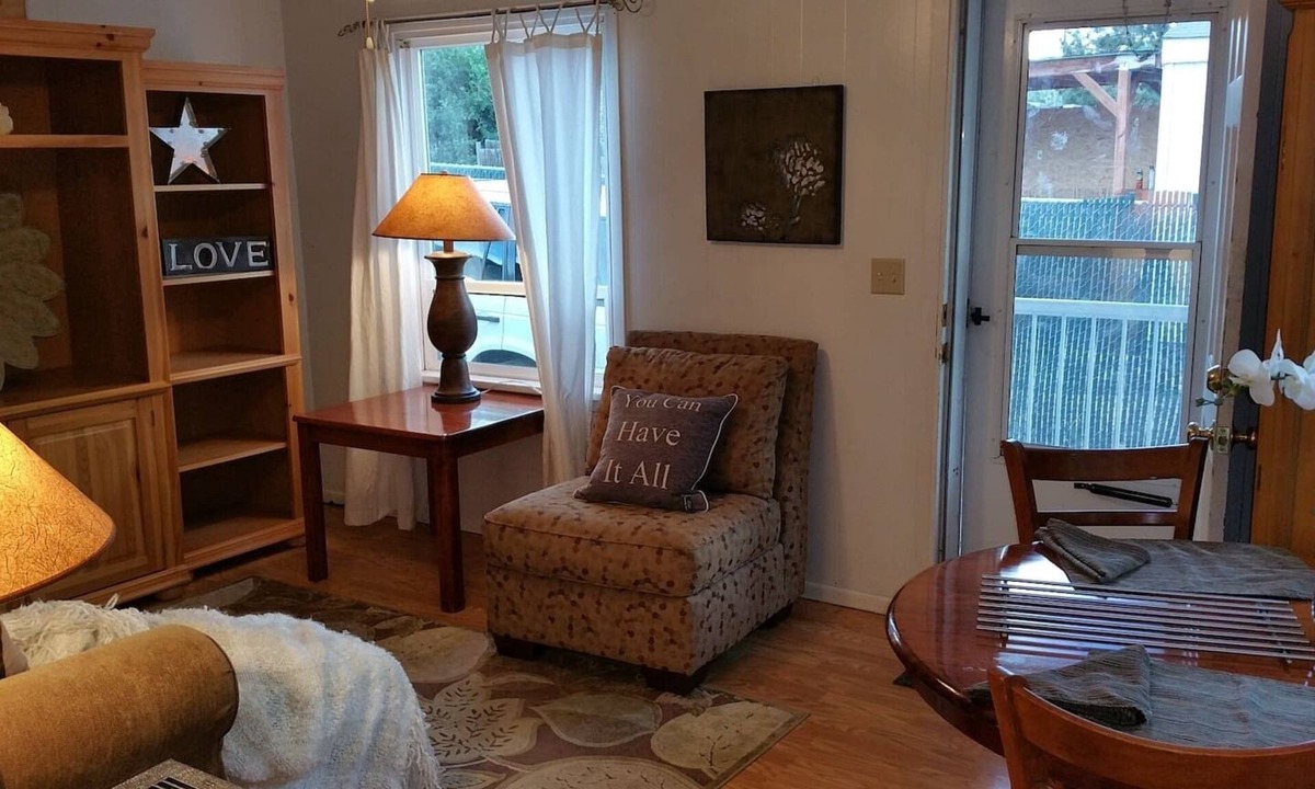 Downtown Klamath Falls House | 80+Day Stays⭐Cute Smarthome Granite Keurig HDTV WiFI WD Near Lake Golf