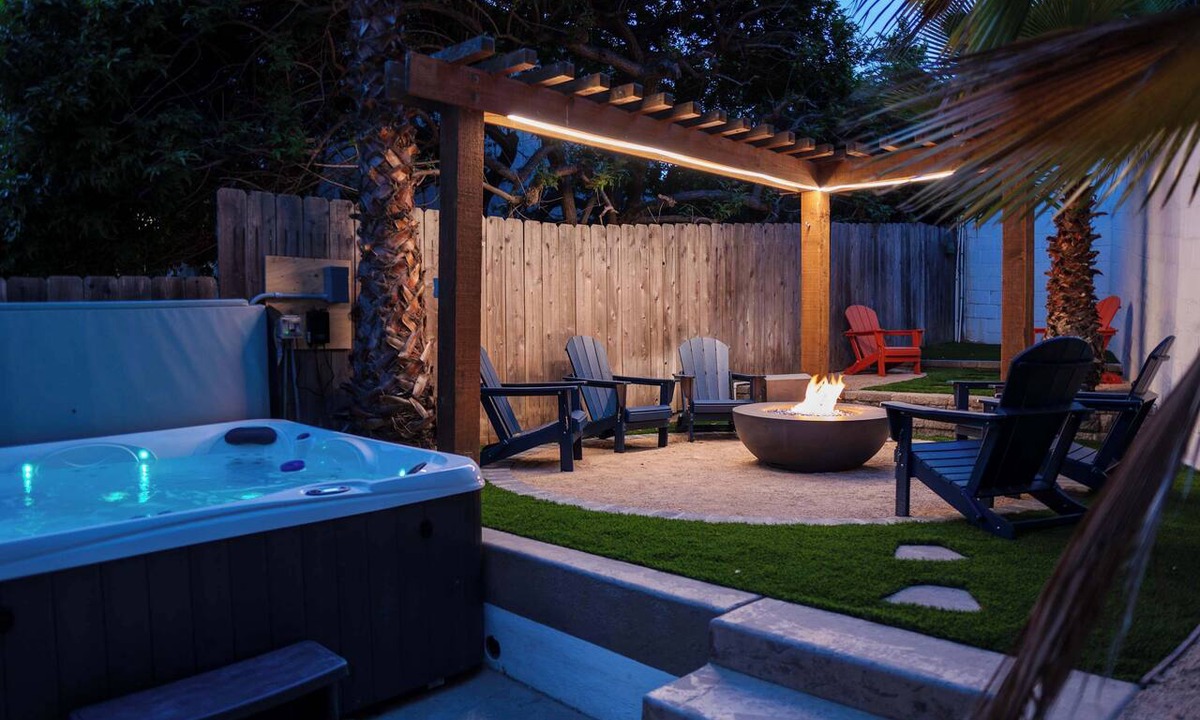 Hillcrest Apartment | 8BR Mission Hills Compound, Hot Tub & Games