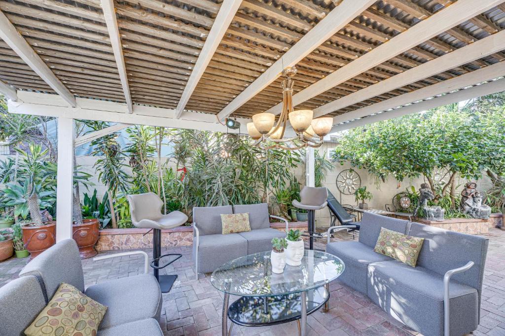 Los Angeles Apartment | 9 Mi to SoFi: Los Angeles Apartment w/Patio