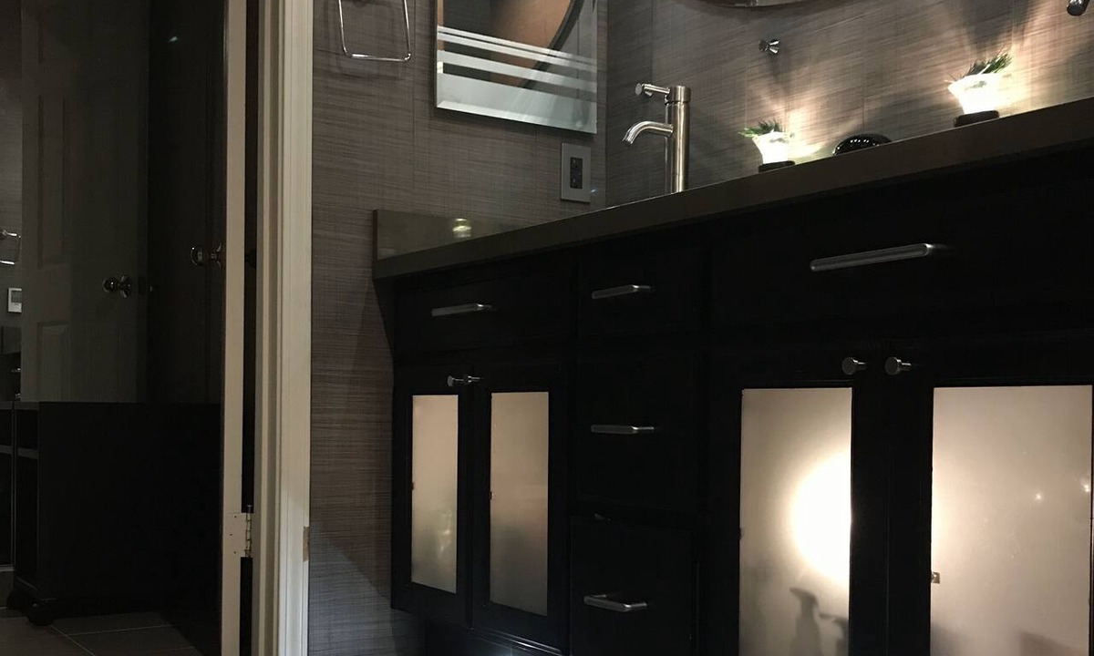 Crocker Apartment | A Spa like Stay 6 Beds & 2 sofa sleepers - upper level + Spa Jacuzzi
