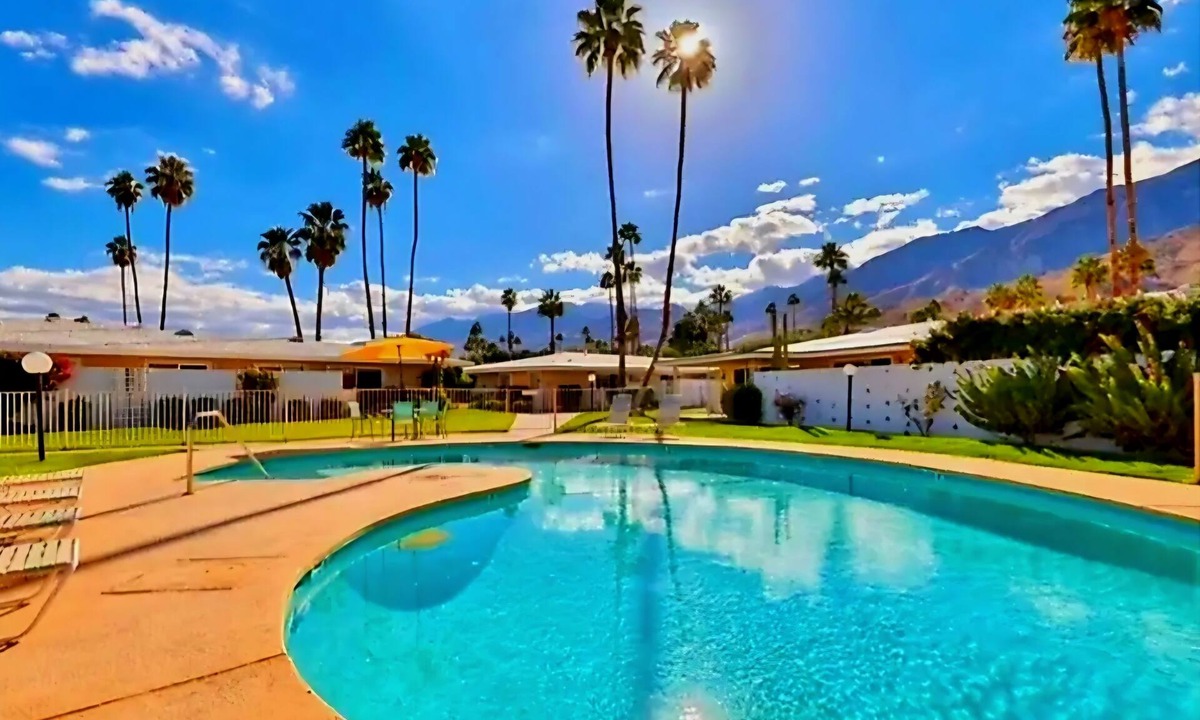 Indian Canyon House | A Stunning Mid Modern Condo , Pools ,Hiking perfect Seasonal, Monthly Lease