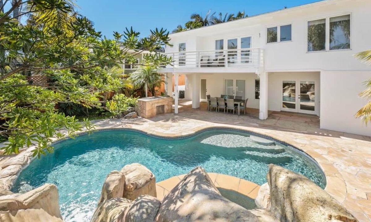 Olde Solana Beach House | Across the street from the beach with Pool and Spa