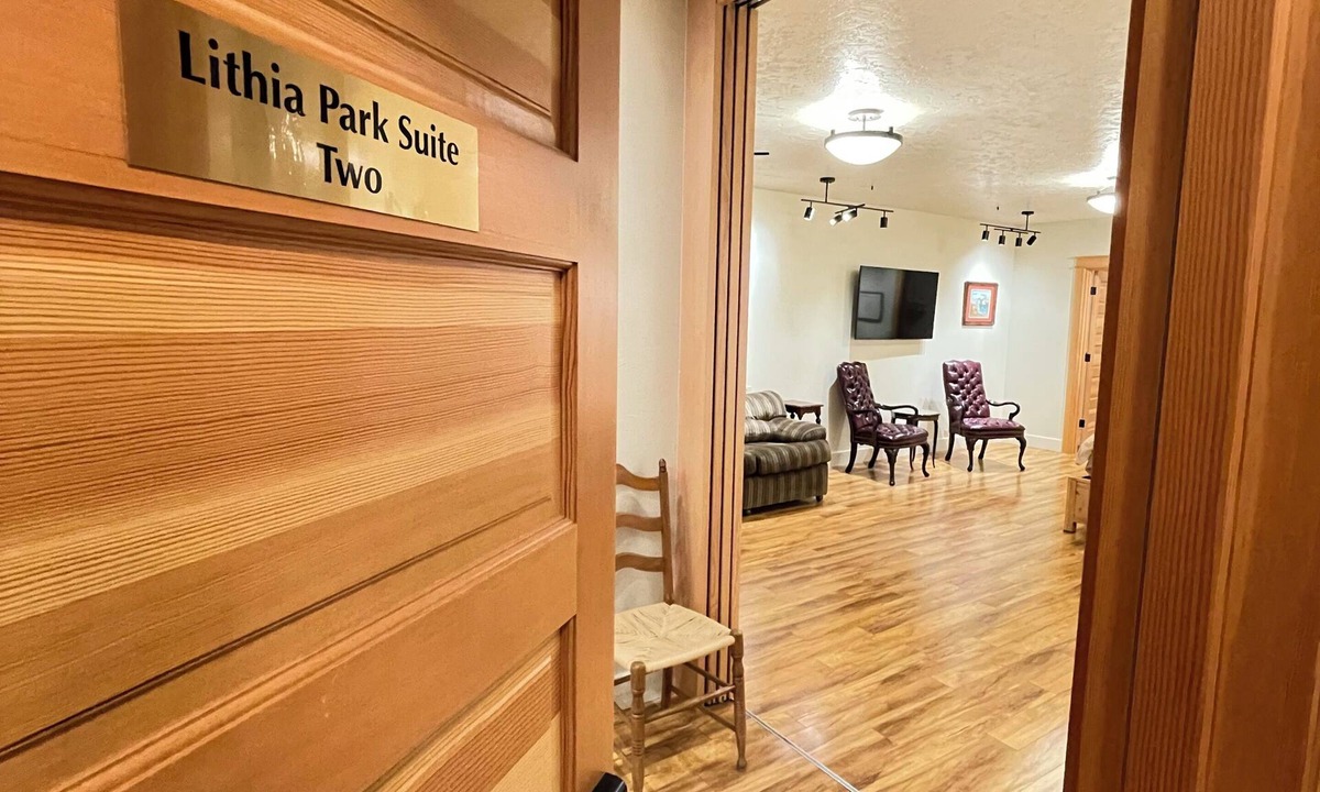 Siskiyou-Hargadine Historic District Apartment | Adjacent to Downtown Ashland and Lithia Park, Lithia Park Suite 2