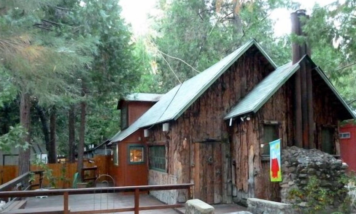 Camp Nelson Cabin | Adorable pet friendly cottage located in the Giant Sequoias!