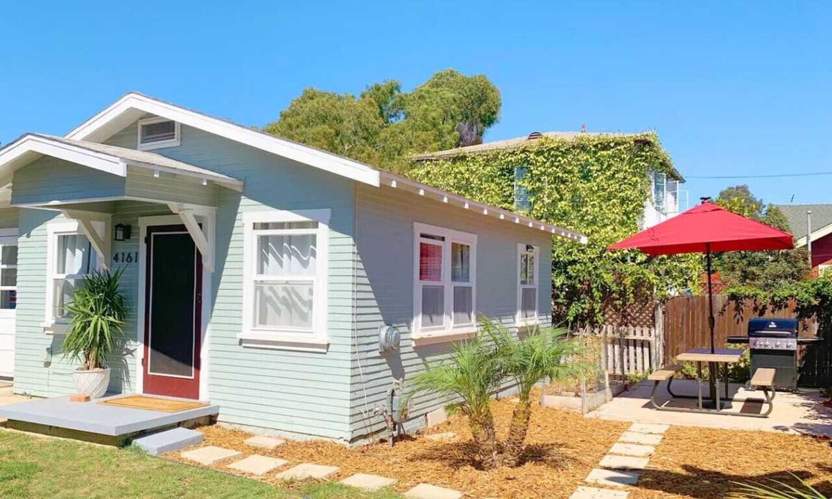 Hillcrest House | Adorable Quirky Hideaway BIG Private Enclosed Yard