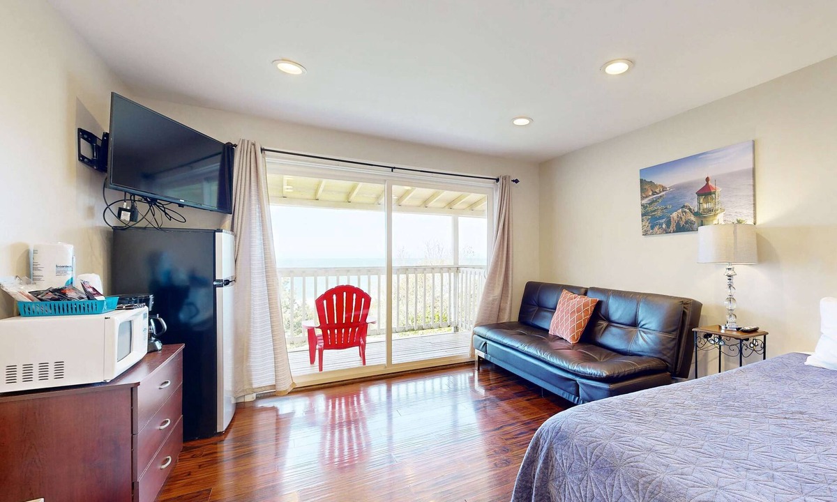 Lincoln City House | Affordable Dog Friendly Studio Ocean Views and Nearby Beach Access