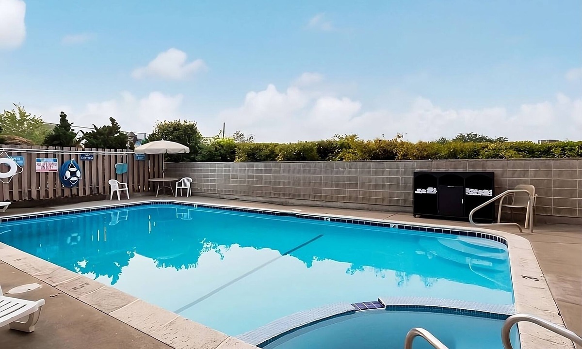 Grants Pass Hotel | Affordable Getaway at Red Lion Inn & Suites Grants Pass! Pool, Free Parking!