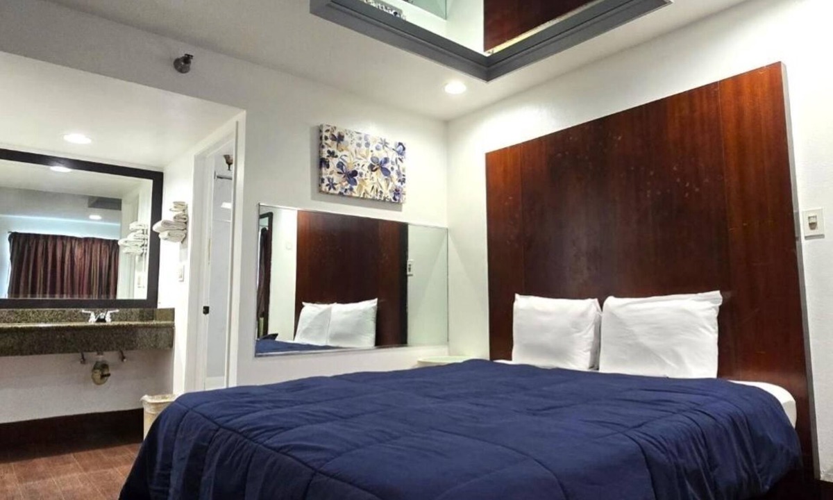 Buena Park Hotel | Affordable King Room Close to Knotts Berry Farm – Only 1.2 Miles Away