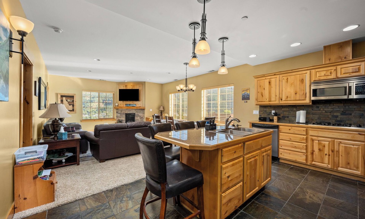 Kellogg Condo | Alpine 2Bdrm Suite: Fireplace, Views, Sauna & Indoor Parking