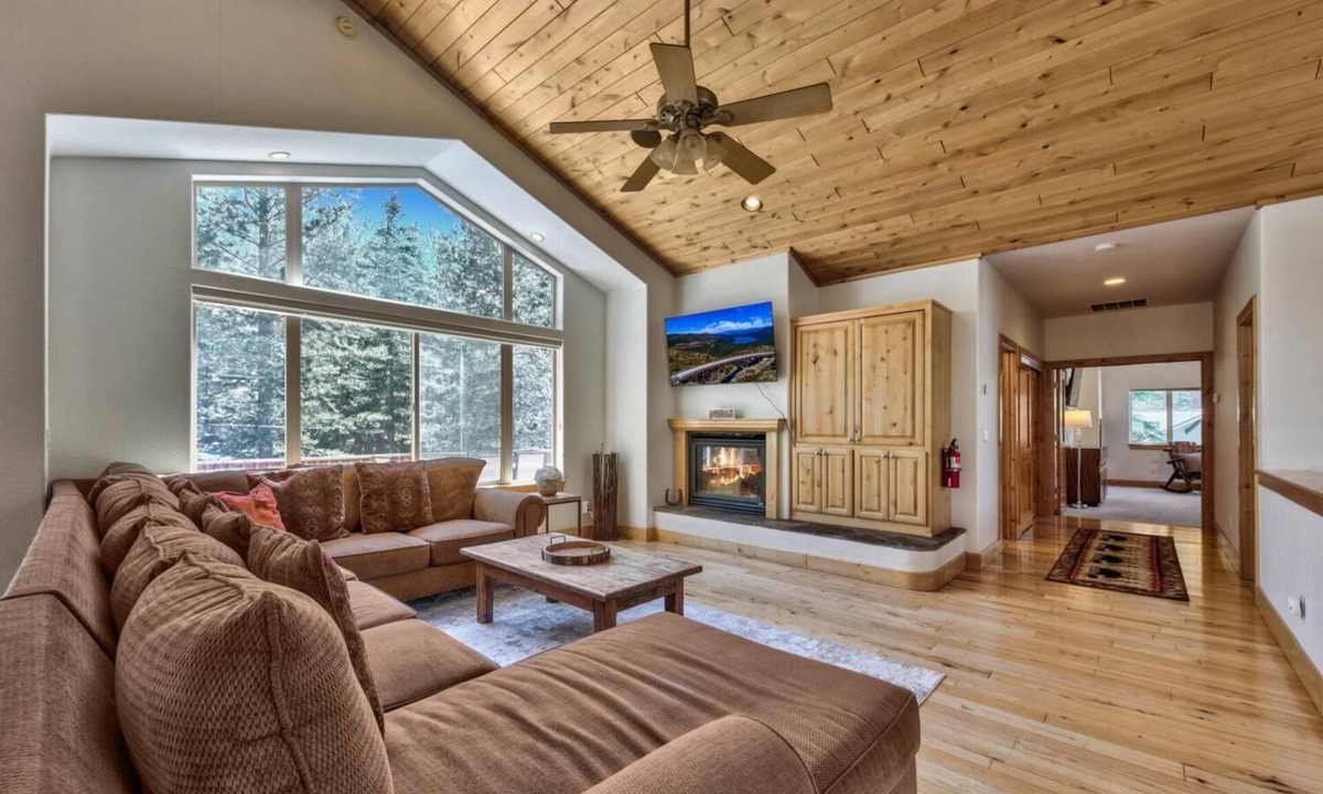 North Upper Truckee House | Alpine Family Adventure - Pets, BBQ, Games