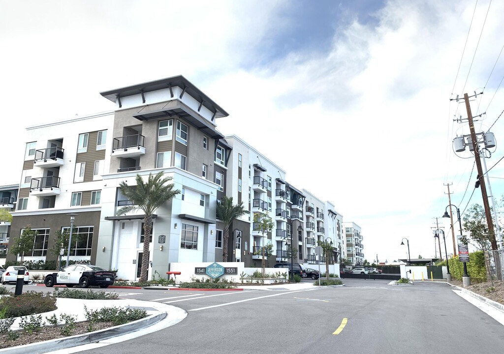 Platinum Triangle Apartment | Amazing 2-Bedroom 2-Bath Luxury Apartment Near Disneyland
