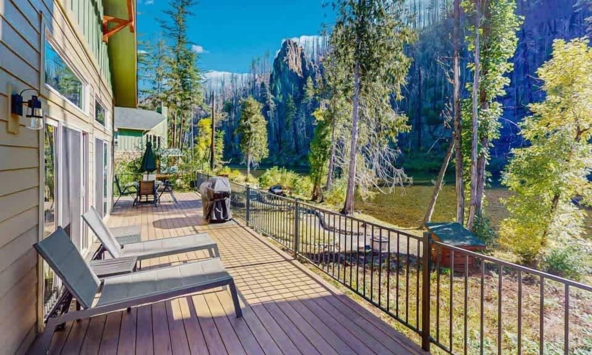 Vida Apartment | Amazing riverfront cabin with views, deck, firepit, & grill - dog-friendly
