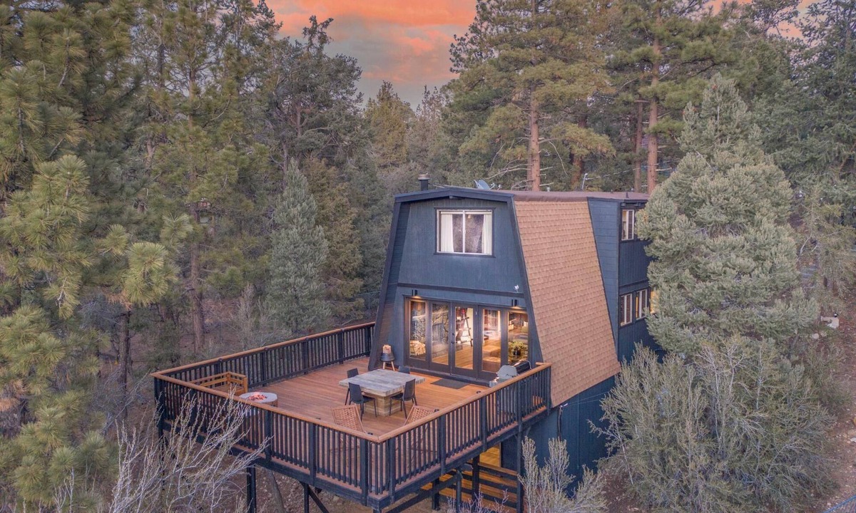 Whispering Forest Cabin | Amazing Views! Modern Decor! PET FRIENDLY 🐾! Gameroom!